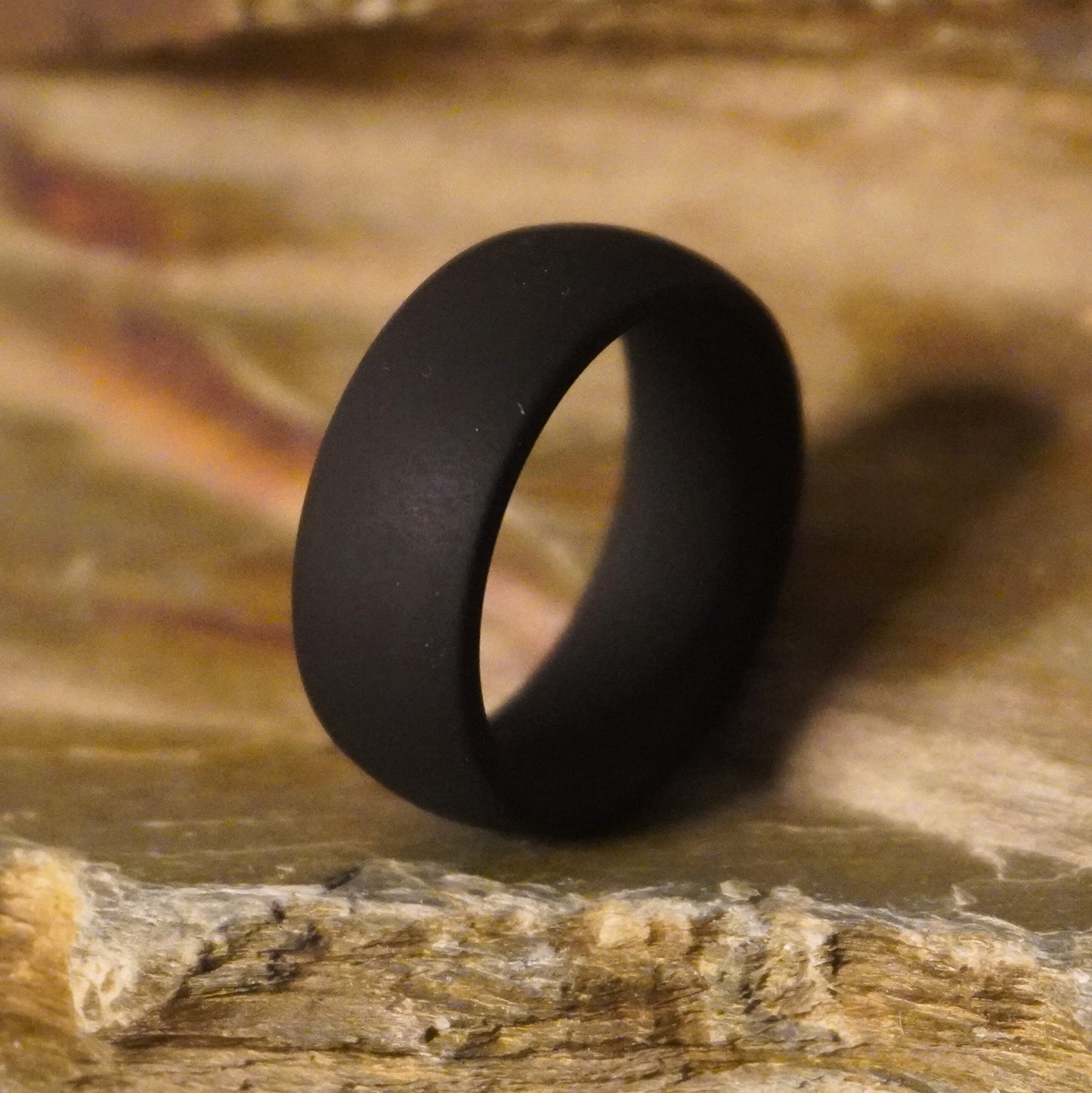 Anillo de silicona negro forjar y madera